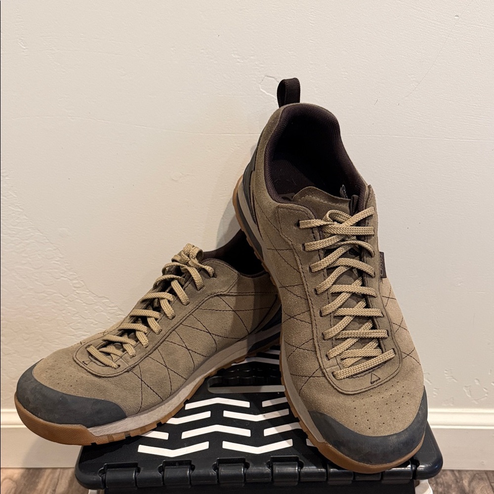 Men's Oboz Tan and Black Low Hiking Shoes